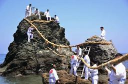 伊勢・二見興玉神社 夫婦岩、大しめ縄を張り替え