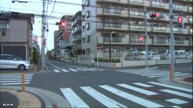 警官追跡の原付きバイク事故 後部座席の少女重体