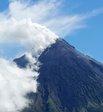 フィリピンのマヨン山が噴火、登山客ら5人死亡か