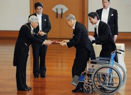 春の叙勲:皇居で大綬章授与式