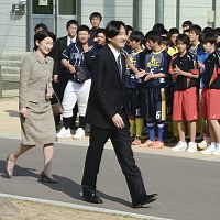 秋篠宮ご夫妻、福島の中学仮設校舎を訪問