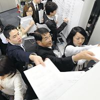 円安追い風、企業利益３割増…決算発表ピーク