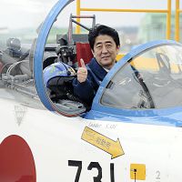 安倍首相、ブルーインパルス視察し乗り込む