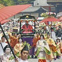 新緑の都大路、練り歩く十二単姿…京都・葵祭