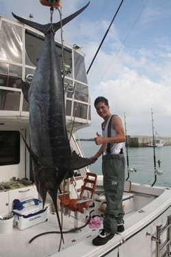 市原隼人、巨大カジキマグロ釣った！１７４キロの超大物…死闘４５分