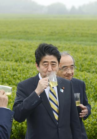 首相、大分の農業施設視察 「成長戦略で農家応援」