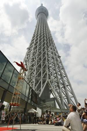 ３３組の大道芸人、自慢の妙技披露 東京スカイツリー