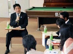 地獄を見た男 「地獄」で大歓迎 安倍首相、大分・鉄輪温泉を視察