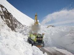 降雪で開通遅れる知床横断道