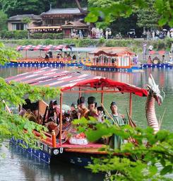 船遊び、うっとり 京都・嵐山で三船祭