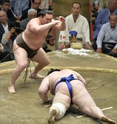 稀勢の里、落ち着いて初の９連勝＝大相撲夏場所９日目