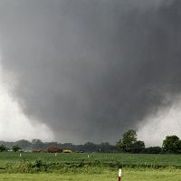 米で強い竜巻、小学生７人含む５１人死亡