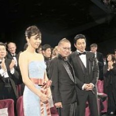 観客から大きな拍手を受けた松嶋菜々子、三池崇史監督、大沢たかおの三人