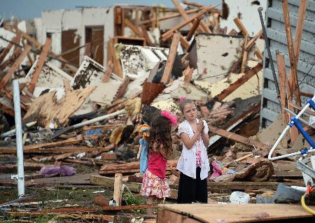 米オクラホマ州で巨大竜巻、２４人死亡