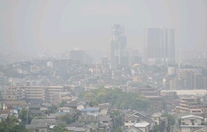 「煙霧」でかすむ街並み 福岡市、ＰＭ２・５で基準超予測