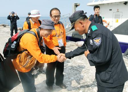 日本人3人が竹島に上陸、島は韓国のものと主張＝報道