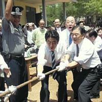 首相、児童と綱引き…自ら建設ヤンゴンの小学校