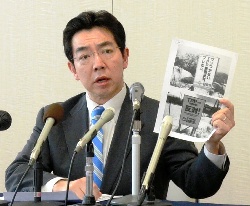 記者会見する民主党県連の近藤洋介会長＝山形市木の実町