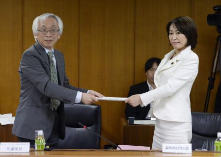 女性手帳の配布撤回 内閣府、「生き方介入」批判相次ぎ