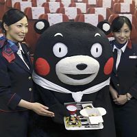 空の上で熊本グルメ…日航がＡＩＲくまモン開発