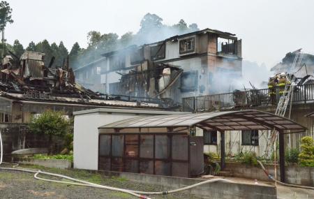 ４棟全焼、焼け跡に遺体＝火元の夫婦と連絡取れず—水戸