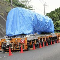 “新型ロケット”機体載せた車両が国道で立ち往生