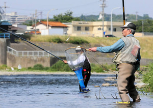 アユ釣り解禁 繰り出す多摩川