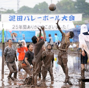 泥田バレー歴史に幕 中津