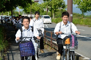 県庁の職員はポロシャツやチノパン姿が目立った＝山口市滝町