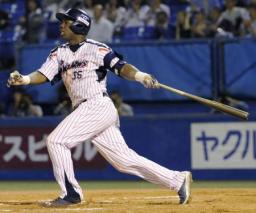 ヤクルト、相川が今季１号＆新田の勝ち越し打で快勝