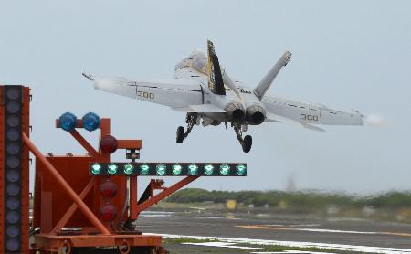 在日米海軍が発着訓練 騒音問題のため硫黄島で