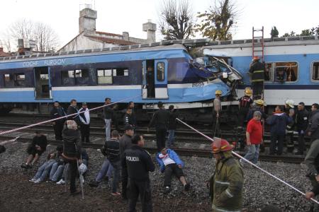 アルゼンチンで列車事故、３人死亡１５０人負傷