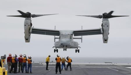 オスプレイ、海自護衛艦に初着艦 日米離島防衛訓練