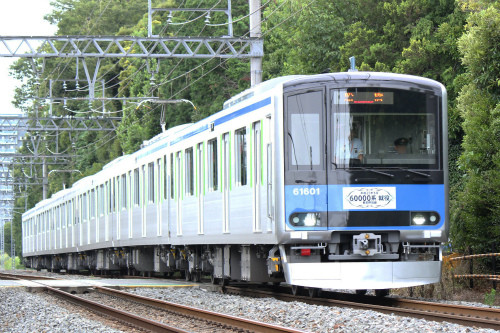 東武野田線の新型車両60000系、営業運転開始! 記念ヘッドマーク掲げて運行