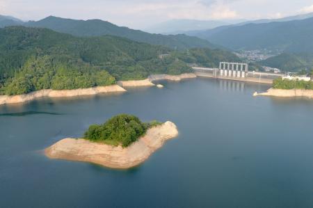 二川ダム水位低下 発電一時休止 空梅雨、取水・放流を制限 和歌山