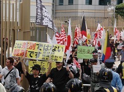 過熱する「憎悪」:ベビーカー押してヘイトスピーチ 反対派との衝突激化 差別あおる真意は？