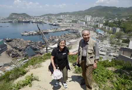 訪朝の遺族らが清津見学 市内一望、懐かしむ