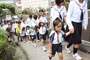 園児の手握り 津波に備え