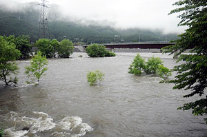 台風４号、21日中にも九州上陸か