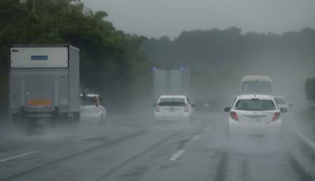 西日本の大雨、峠超す なお土砂災害に警戒を