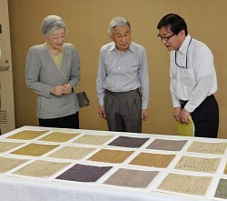 両陛下:平安時代の琵琶楽譜を鑑賞 修復作業完了し