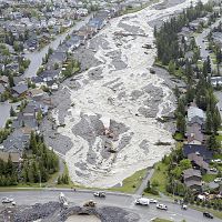 カナダ西部洪水、３人死亡・７万５千人避難