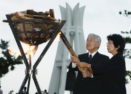 沖縄慰霊の日 戦没者に祈りを