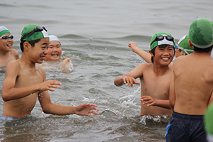 【動画】逗子海岸 関東最速で海開き、子どもら歓声／神奈川