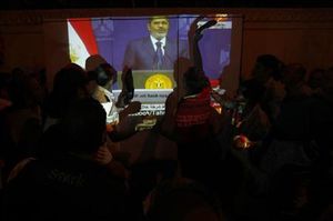 エジプトのモルシ大統領、30日で就任1年 国民支持は真っ二つに