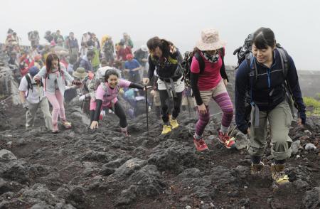 登山客大幅増予想…「正直こわい…」関係者ら戦々恐々 富士山山開き