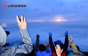 富士山 世界遺産登録後初の山開き 登山者が長蛇の列
