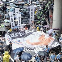 香港で大規模反中デモ 返還１６年「一国二制度」介入に抗議