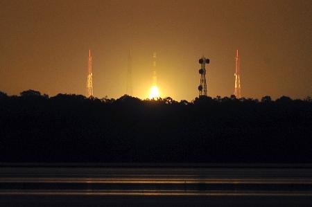 インド、ＧＰＳ衛星打ち上げ成功 宇宙分野で大国入り目指す