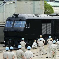 ななつ星のディーゼル機関車が完成 ベールに包まれ神戸出発